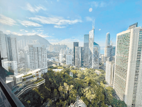 窗边景色为香港公园及中环繁华美景。