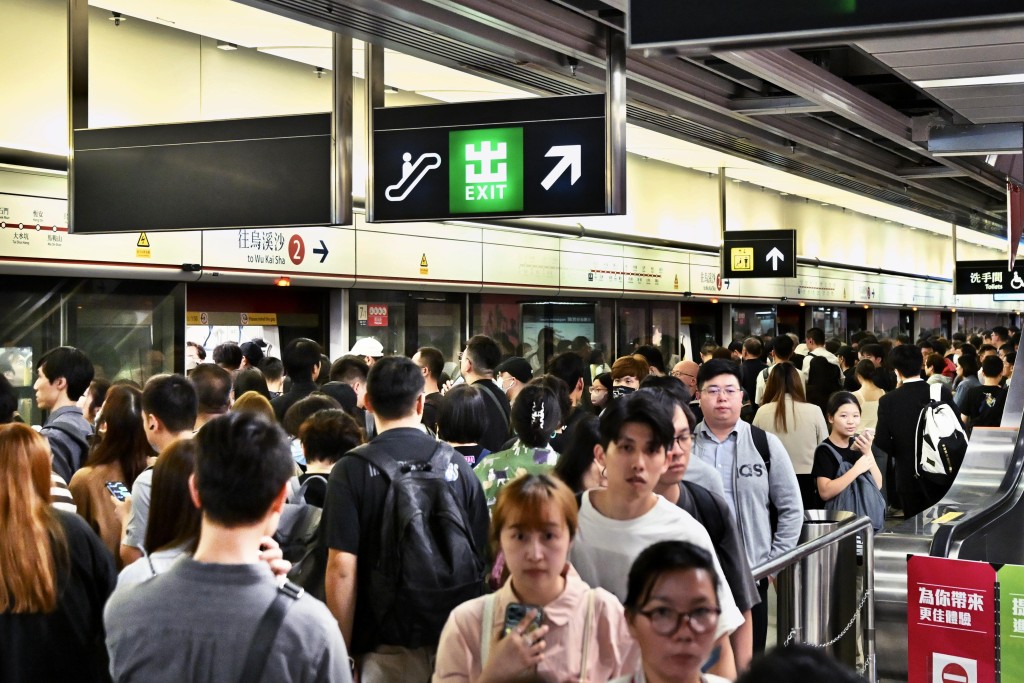 大批乘客轉乘屯馬綫來往九龍新界。劉駿軒攝