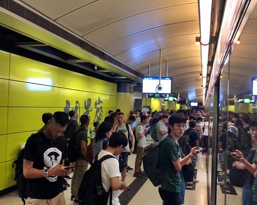 調景嶺站有大批乘客等候列車。讀者提供