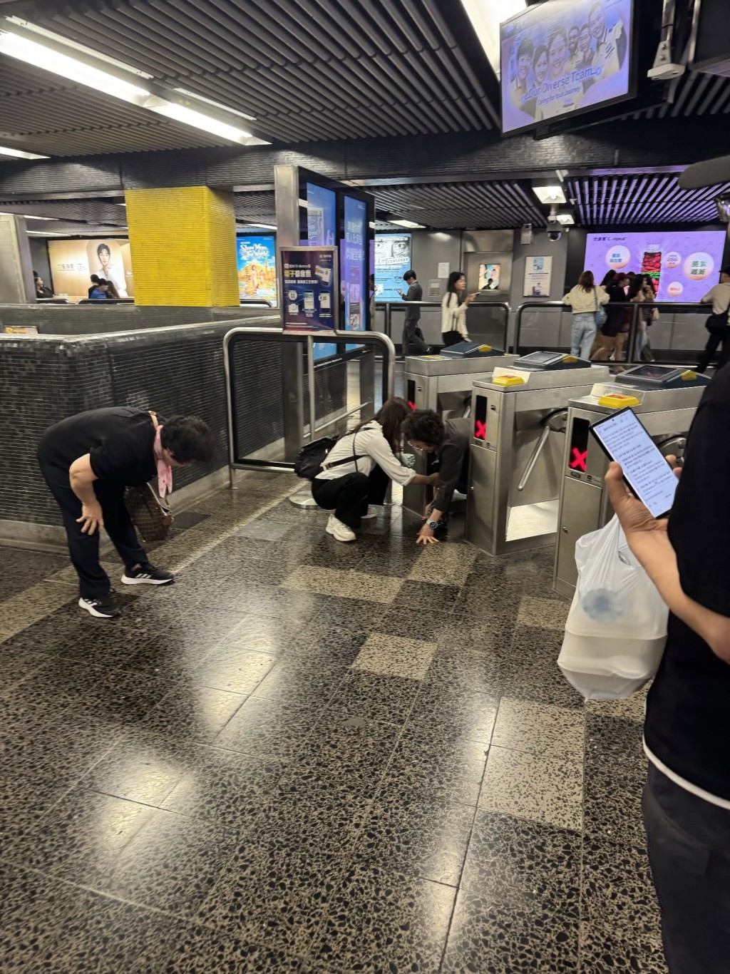 有一家四口的旅客被指乘搭港鐵時,試圖逃票衝關。(來源:Threads) 有一家四口的旅客被指乘搭港鐵時,試圖逃票衝關。(來源:Threads)