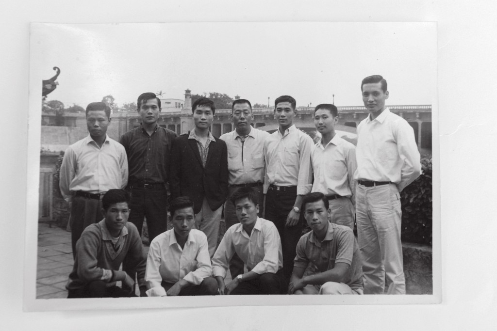 劉江(右二)於1965年返港前與同學合照，秦祥林(後右一)及張翼(後右三)。