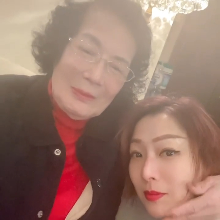 不过近来已不再遮着妈咪的靓样,齐齐上镜。