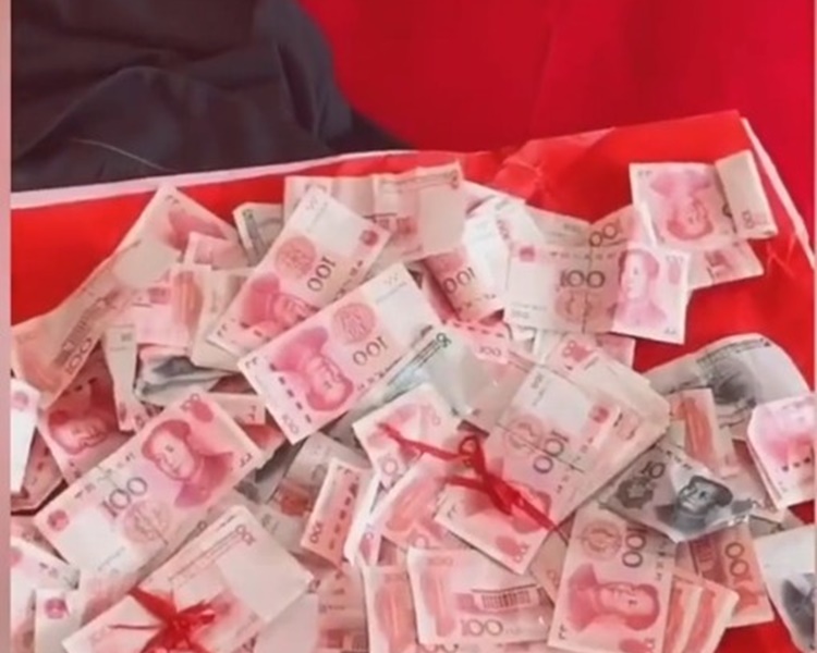 一對新人共收到兩萬元人民幣紅包。網圖