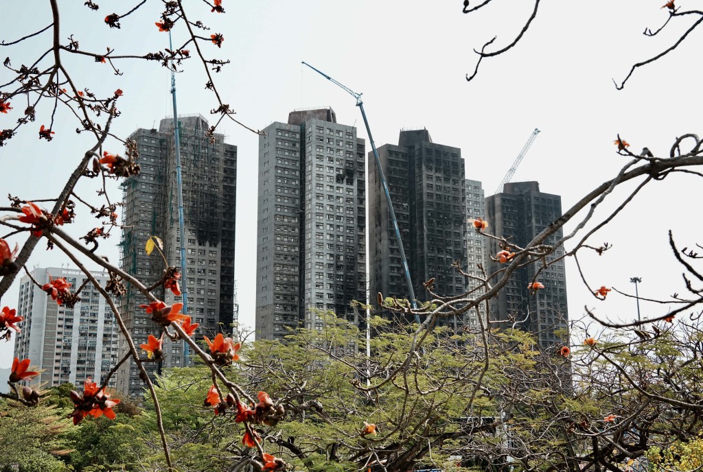 鄧家彪表示,屋苑現時由一份公契約束,難重新簽訂公契及地契。資料圖片 鄧家彪表示,屋苑現時由一份公契約束,難重新簽訂公契及地契。資料圖片