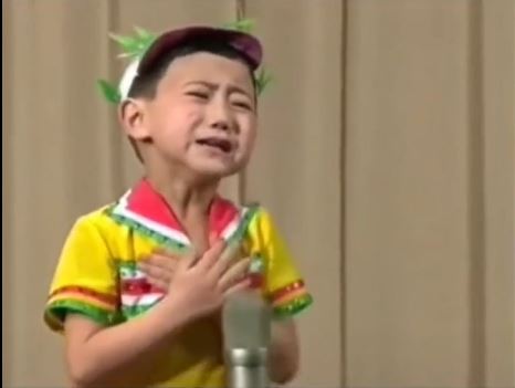 北韩小朋友七情上面朗读文章歌颂金正恩。