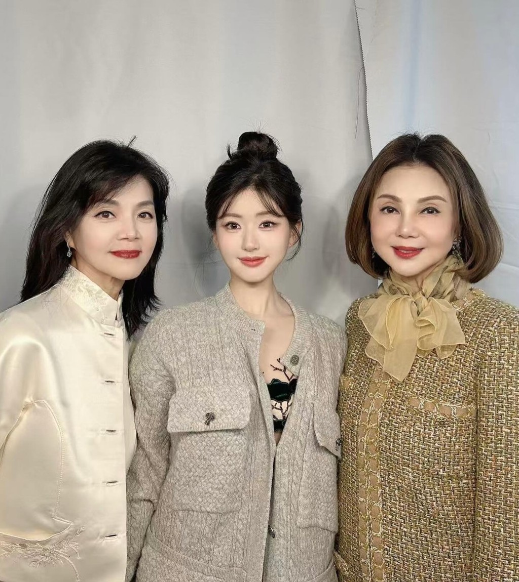 謝玲玲（右）去年2月分享與內地頂流女星趙露思（中）的合照。