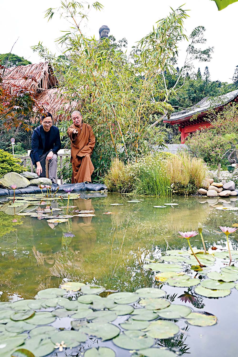 （右）淨因大和尚將寺廟的ESG實踐向（左）星島新聞集團副總經理（業務發展）伍偉其娓娓道來。