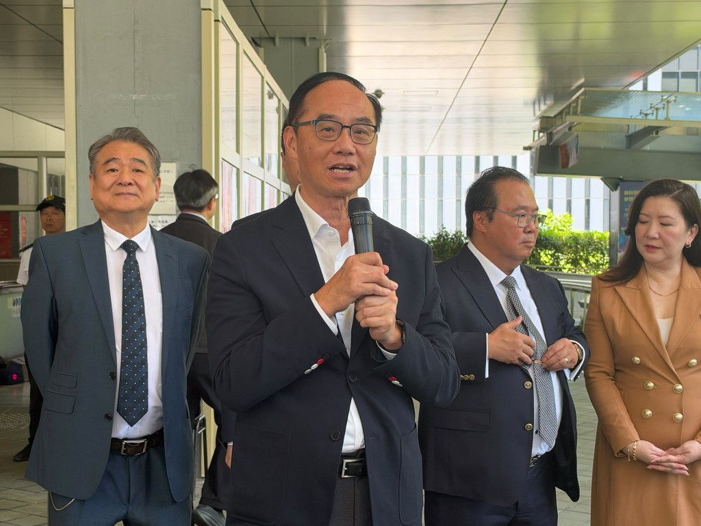 香港珠石玉器金銀首飾業商會理事長及香港鑽石總會主席黃紹基。 香港珠石玉器金銀首飾業商會理事長及香港鑽石總會主席黃紹基。