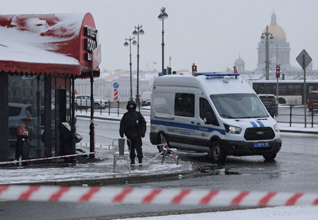 俄罗斯政府4月3日表示已逮捕一名26岁年轻女子疑犯，指她涉嫌日前炸弹袭击圣彼得堡一家咖啡室，造成一名支持入侵乌克兰的俄罗斯军事博客作者身亡。路透社