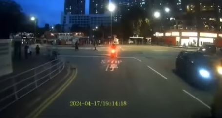 电单车驶至丰安街路口双白线。fb交通意外求片区影片截图