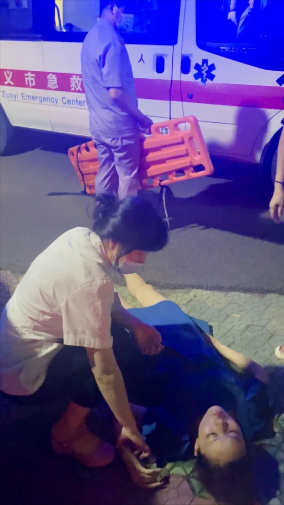 得知愛犬身亡,狗主人陳女士當場氣到暈倒送院。