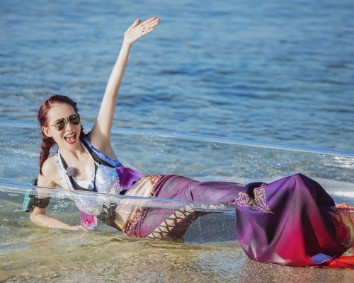 Ada化身美人魚，躺在沙灘上，狂擺「甫士」。