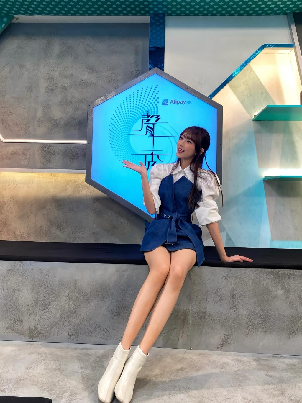 甄敏芳在《聲夢》佈景板前打卡,大騷逆天長腿。 甄敏芳在《聲夢》佈景板前打卡,大騷逆天長腿。