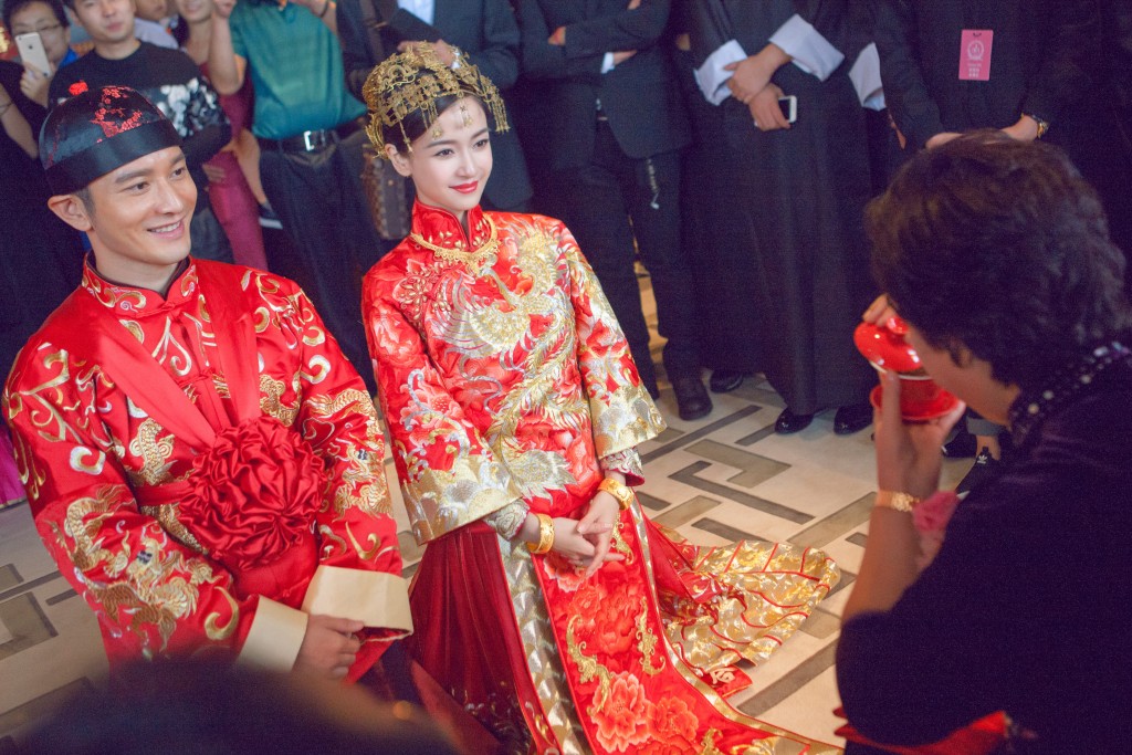 加上黄晓明花上3838万礼金迎娶Angelababy，并在上海买下估价1.3亿人民币豪宅，总共为这场婚礼花了2亿元。