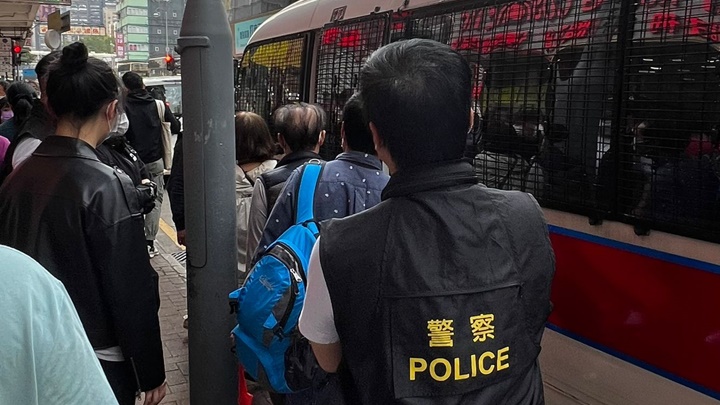 警方在荃灣搗破一非法麻將賭檔，共11人被捕。