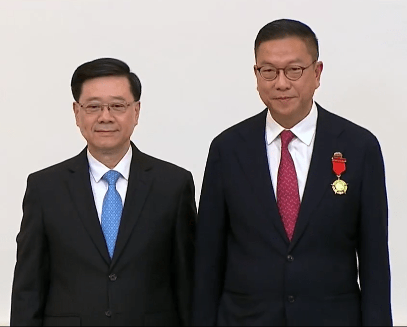 政府指全國政協常委施榮懷是傑出商界領袖，獲頒金紫荊星章。港台FB影片截圖