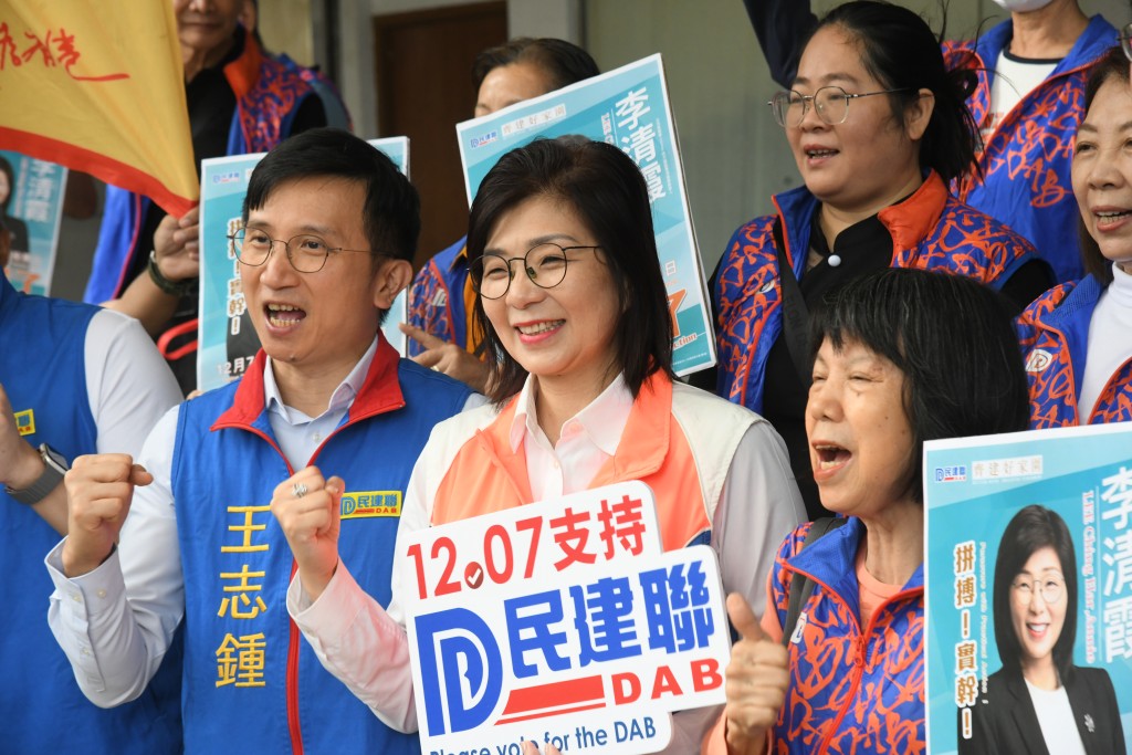 出選港島東的李清霞今午到東區法院交表報名參選。 出選港島東的李清霞今午到東區法院交表報名參選。