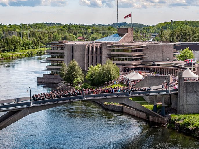 Trent University是最早開設這個學系研究所的大學,設有School for the Study of Canada,專門提供跨領域課程。 Trent University是最早開設這個學系研究所的大學,設有School for the Study of Canada,專門提供跨領域課程。