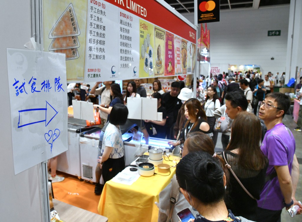 試食攤位前，市民排隊等待品嚐美食。