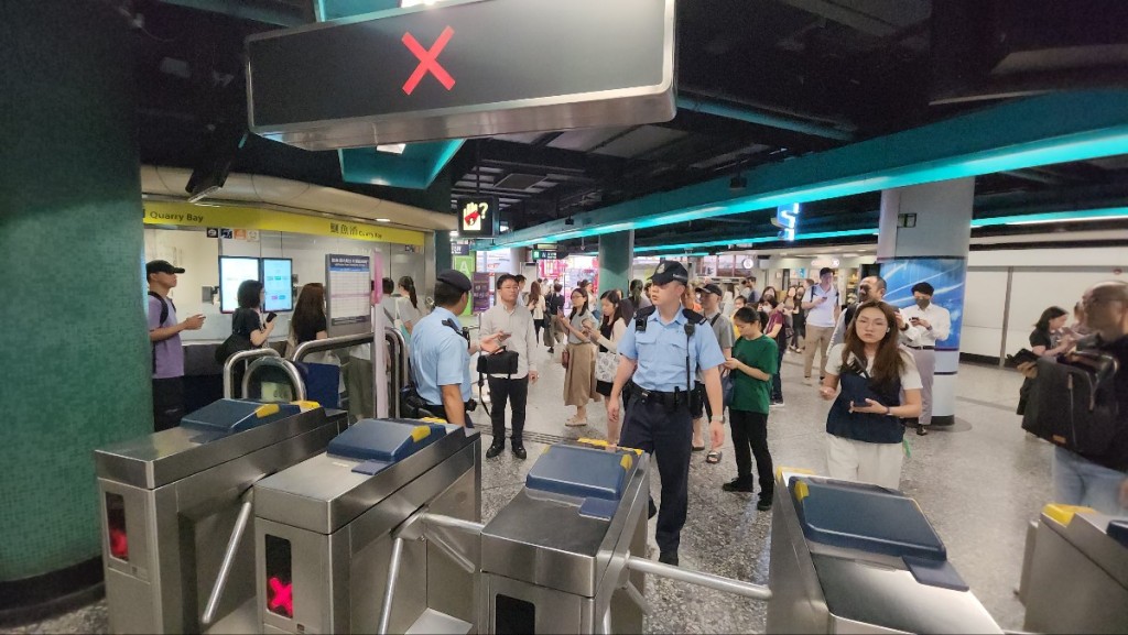 大批警員、消防員及港鐵工程人員進入鰂魚涌站。黃文威攝 大批警員、消防員及港鐵工程人員進入鰂魚涌站。黃文威攝