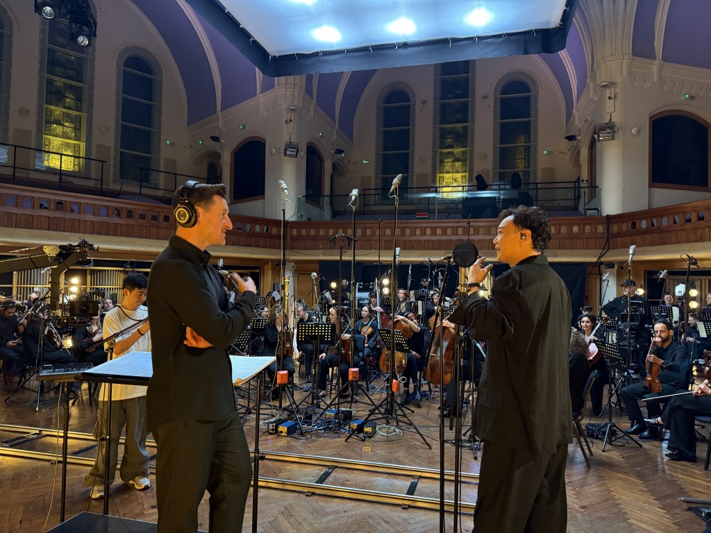 陳奕迅25年後重逢經典《K歌之王 AIR》，錄音室淚崩：「一生一次的感動。」