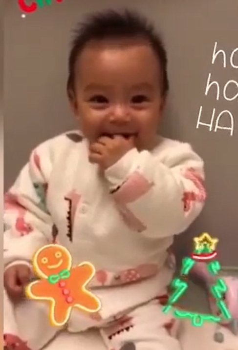 8個月大「小珍珠」開始食手指。
