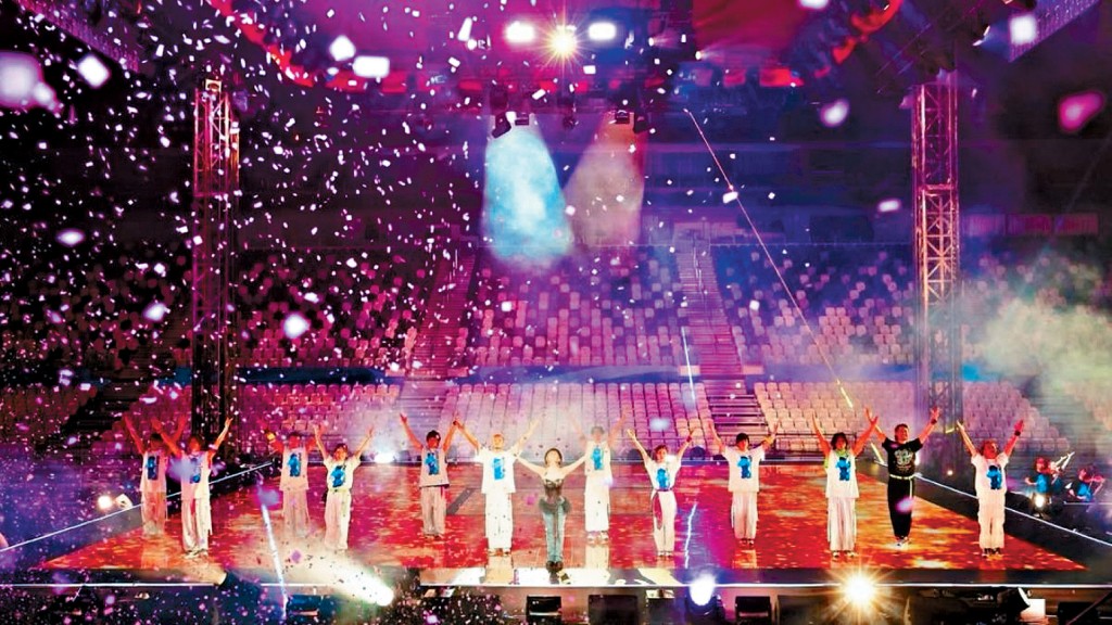 網傳一張濱崎步在空無一人的體育館登台獻唱。