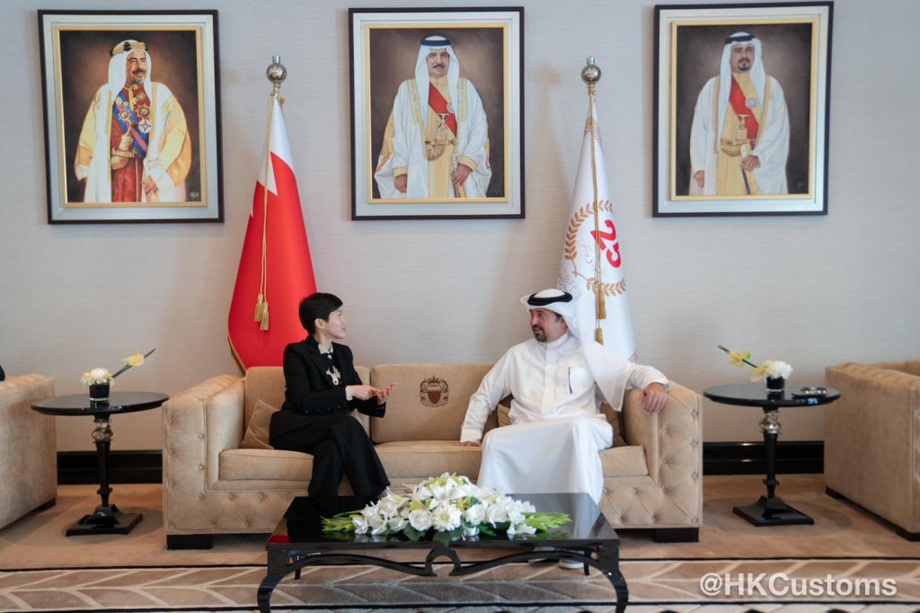 何珮珊昨日（22日）于艾希迪与巴林海关关长Shaikh Ahmed bin Hamad Al Khalifa讨论海关合作事宜及签订“认可经济营运商”（AEO）互认安排海关。海关FB图片
