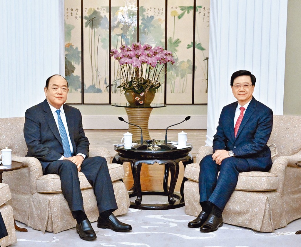 行政長官李家超昨日在禮賓府與澳門特區行政長官賀一誠會面。