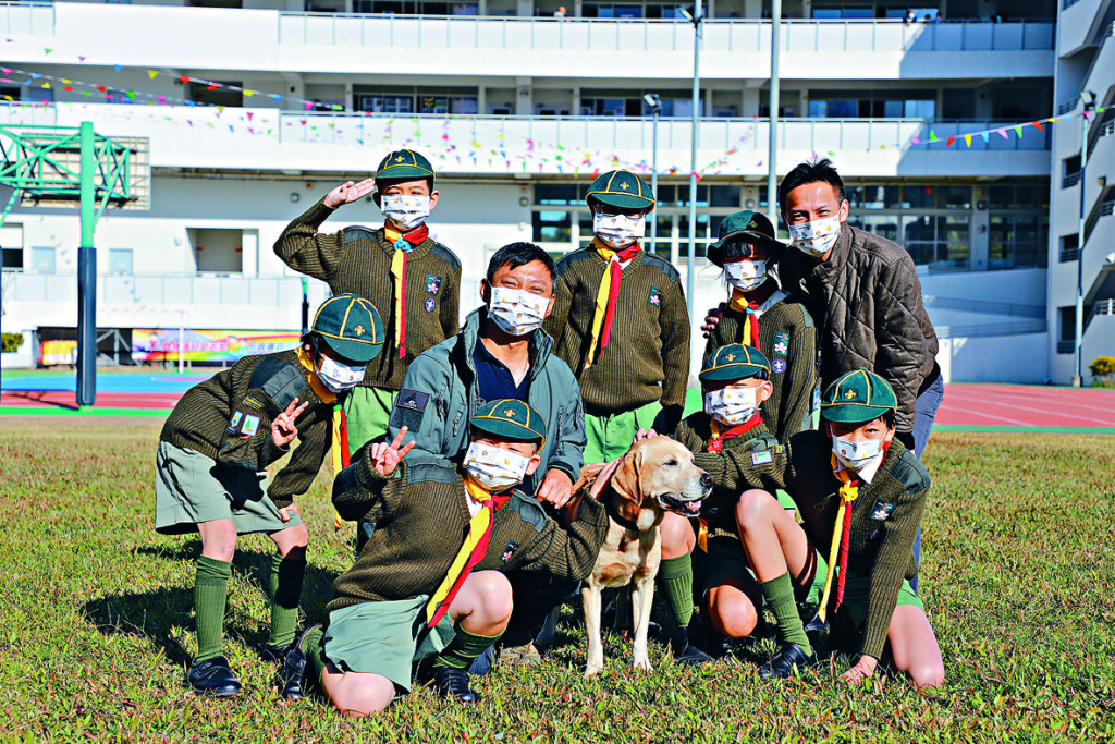 學生有機會與警犬接觸及拍照，有助加強他們守護動物的意識。