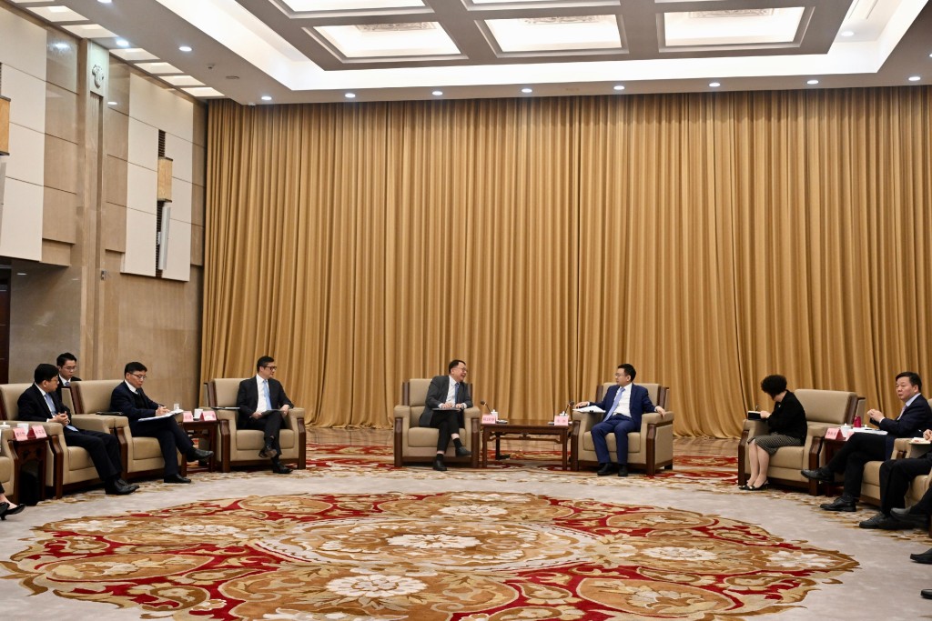 陳國基（左四）與廣東省副省長張新（左五）會面。保安局局長鄧炳強 （左三）、運流局局長林世雄（左二）和勞福局局長孫玉菡（左一）亦有參與會面。政府新聞處