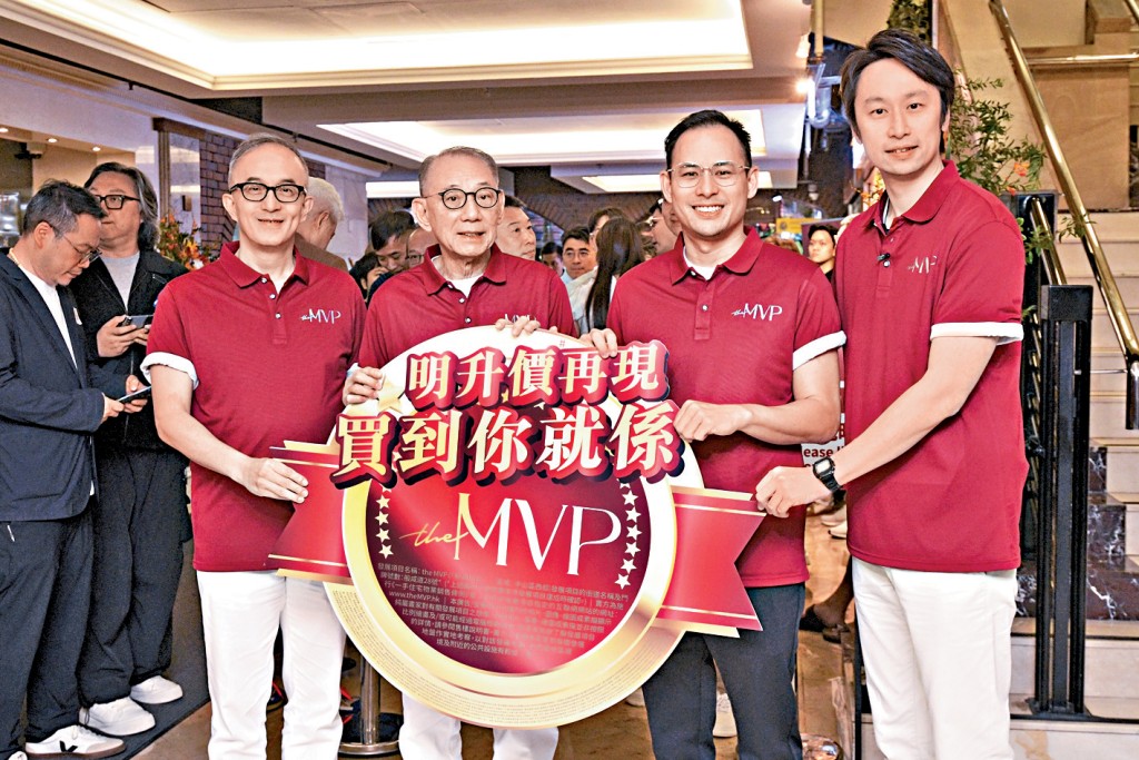 英皇楊政龍（右二）表示，the MVP累售共110伙，總套現近22億。楊受成博士（左二）、方文彬（左一）、柯穎豪（右一）。