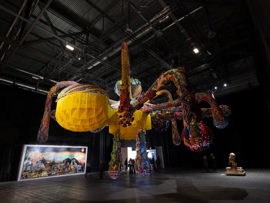 今年1月剛於瑞士日內瓦舉几的SUR-MESURE展覽，會場內的巨型作品名為《Valkyrie Mumbet》，象徵自由。（圖片來源：JoanaVasconcelo.com）