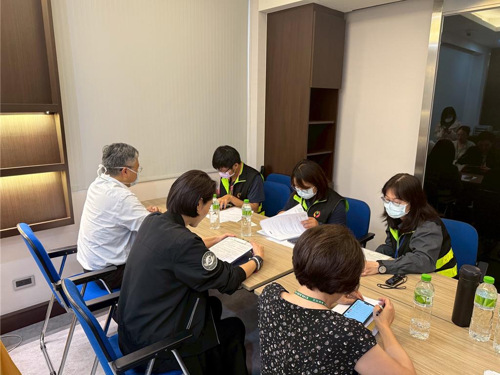 桃園勞檢處13日到長榮調查空服員疑過勞死事件。桃園勞檢處 桃園勞檢處13日到長榮調查空服員疑過勞死事件。桃園勞檢處