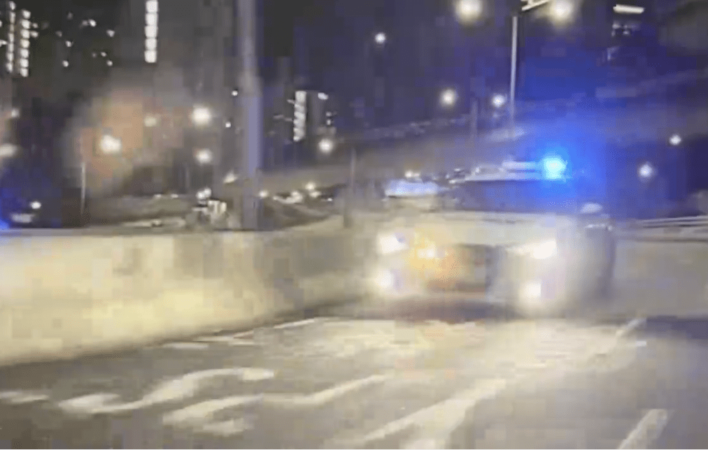 警車在兩部私家車後面窮追不捨。 警車在兩部私家車後面窮追不捨。