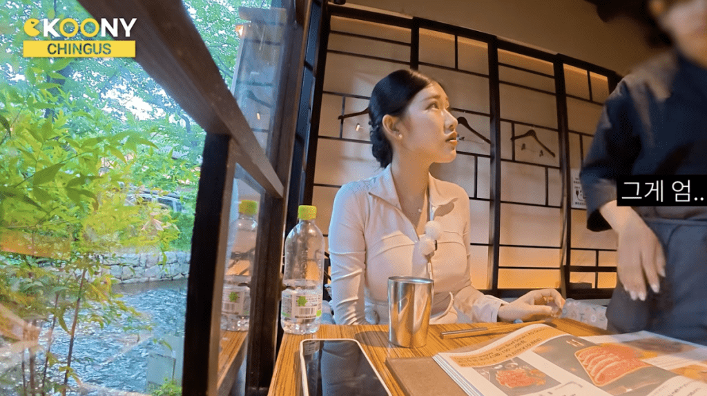南韩YouTuber崔秀勋向店员索取日版餐牌。