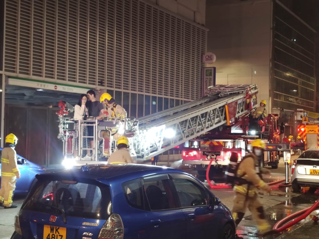 消防升起雲梯救出一男一女。