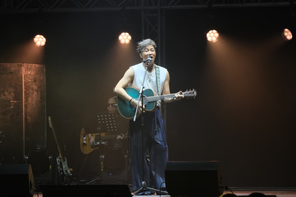 譚耀文自彈自唱《喜歡你是你》。 譚耀文自彈自唱《喜歡你是你》。