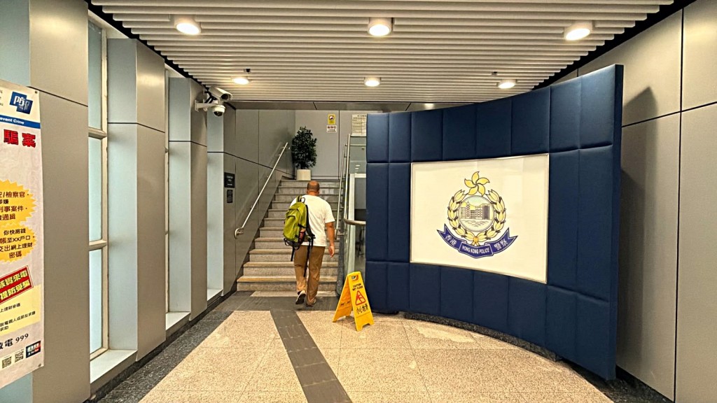 曾先生到長沙灣警署轉擔保。梁國峰攝 曾先生到長沙灣警署轉擔保。梁國峰攝
