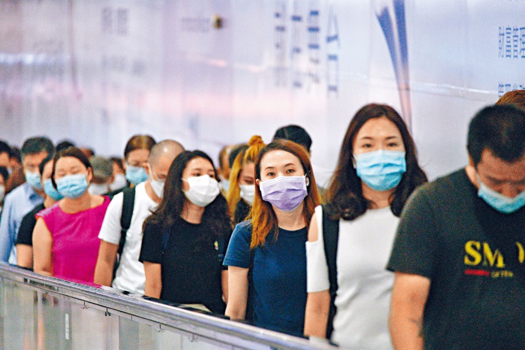 ■ 本港疫情進入第四波，衞生防護中心呼籲市民周末減少外出及活動，避免情況失控。