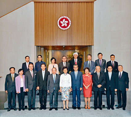 政府昨日公開特首及行政會議各成員的利益申報資料。