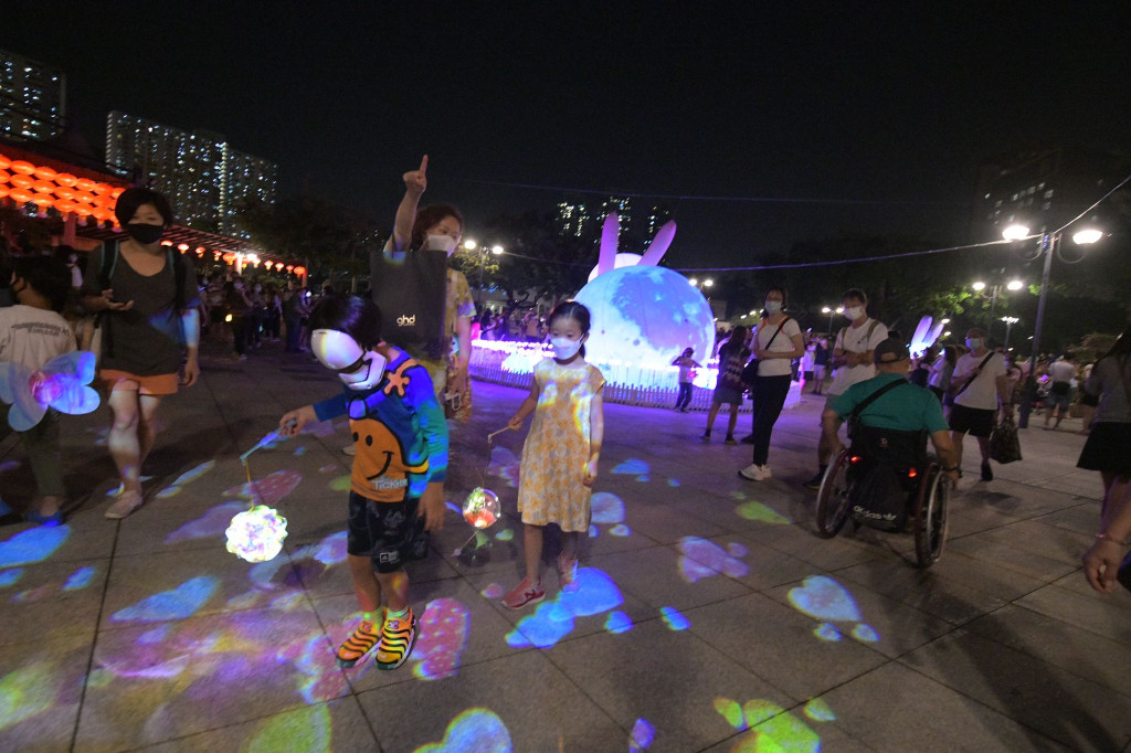 有市民一家大細前往沙田公園欣賞花燈。