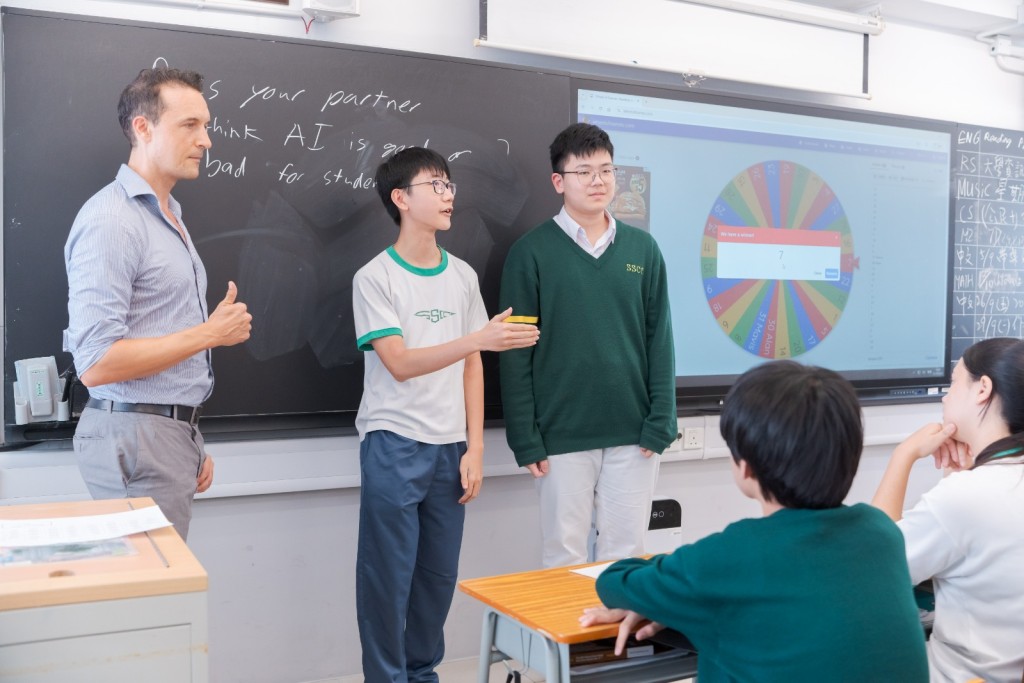 聖士提反堂中學將全級三班按英語能力分四組，令英語課堂更貼合不同程度學生。