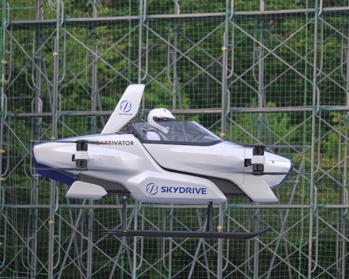 SkyDrive研發的飛天車,在搭載一人下,在兩米的高度成功低飛4分鐘。AP
