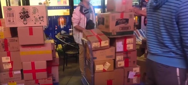 女子購買了多達1617件商品。網圖