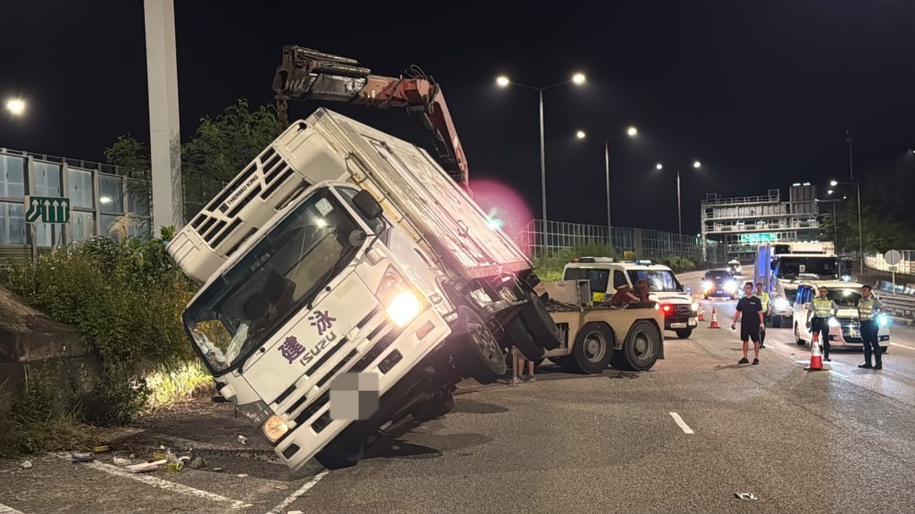 肇事中型貨車事後由拖車移正再拖走。蔡楚輝攝 肇事中型貨車事後由拖車移正再拖走。蔡楚輝攝