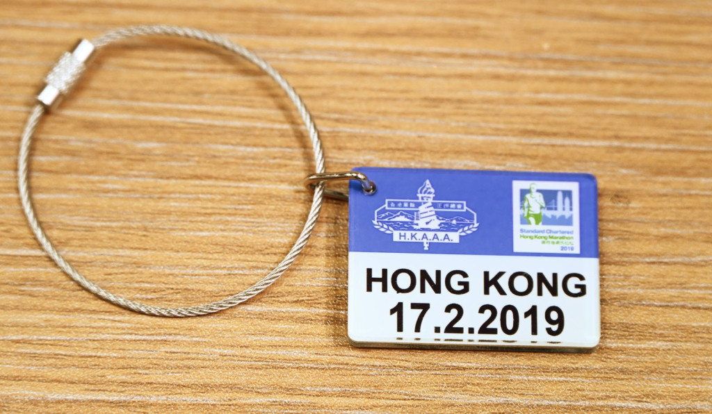 主办单位香港田径总会过往在制作跑手礼物花了不少心思，例如2019年的渣马曾推出跑手可个人订制的锁匙扣。