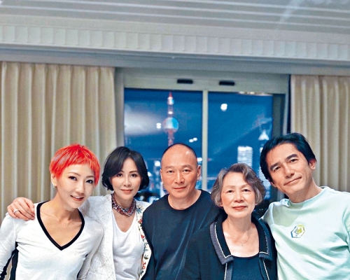 （左起）弟婦、嘉玲、弟弟、嘉玲媽、偉仔歡聚合照。