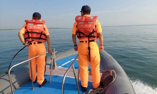 金门海域大陆渔船翻侧6人落海，2死4获救。