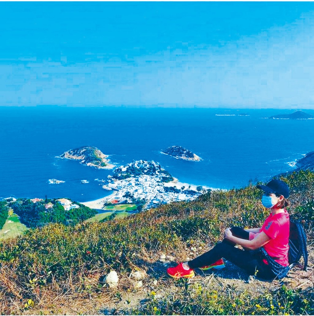 陳茵媺全副武裝帶子女行山。